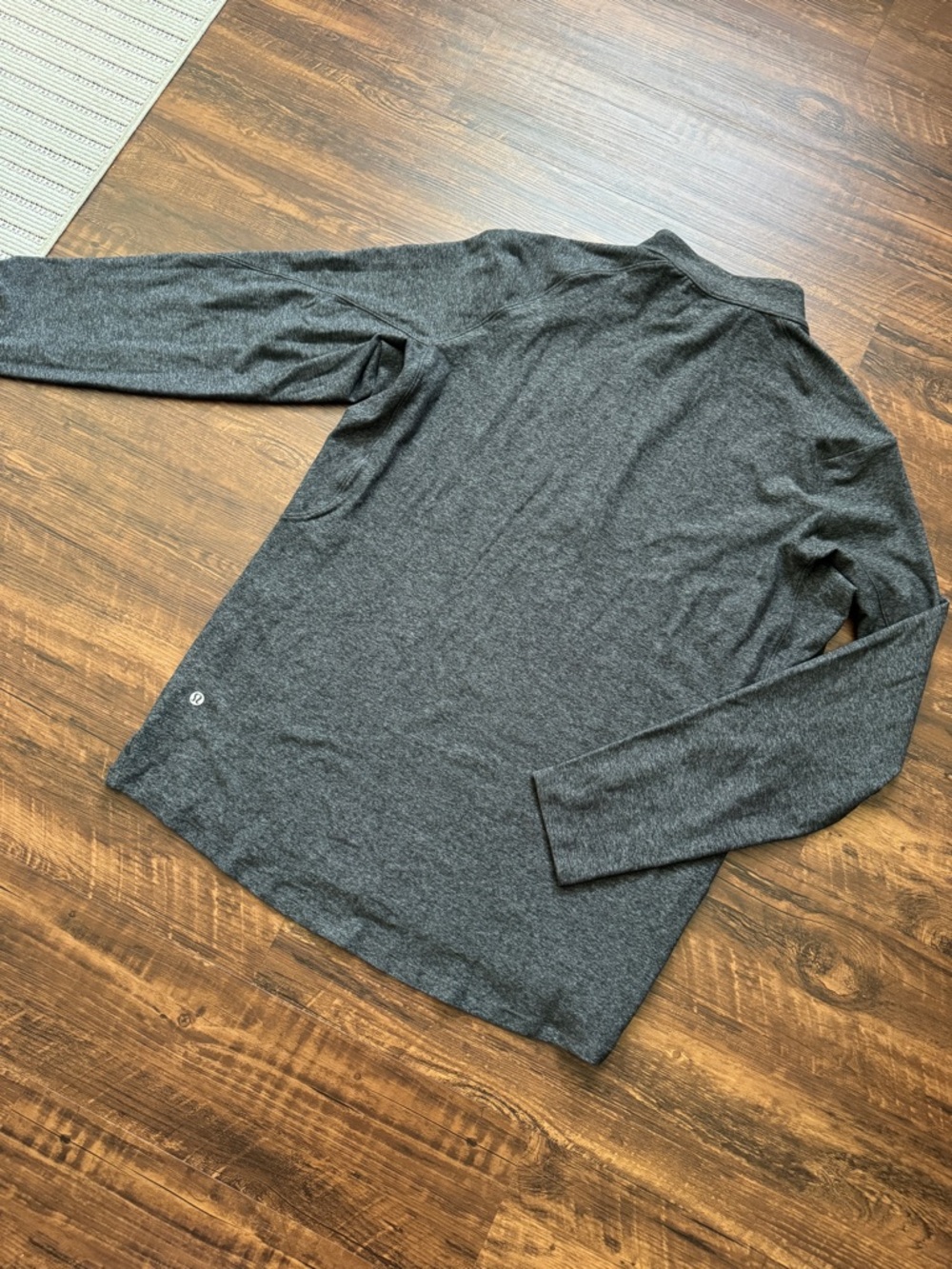 lululemon athletica Metal Vent Half Zip 1/4 Long Sleeve with Leaf Insignia - Picture 3 of 7